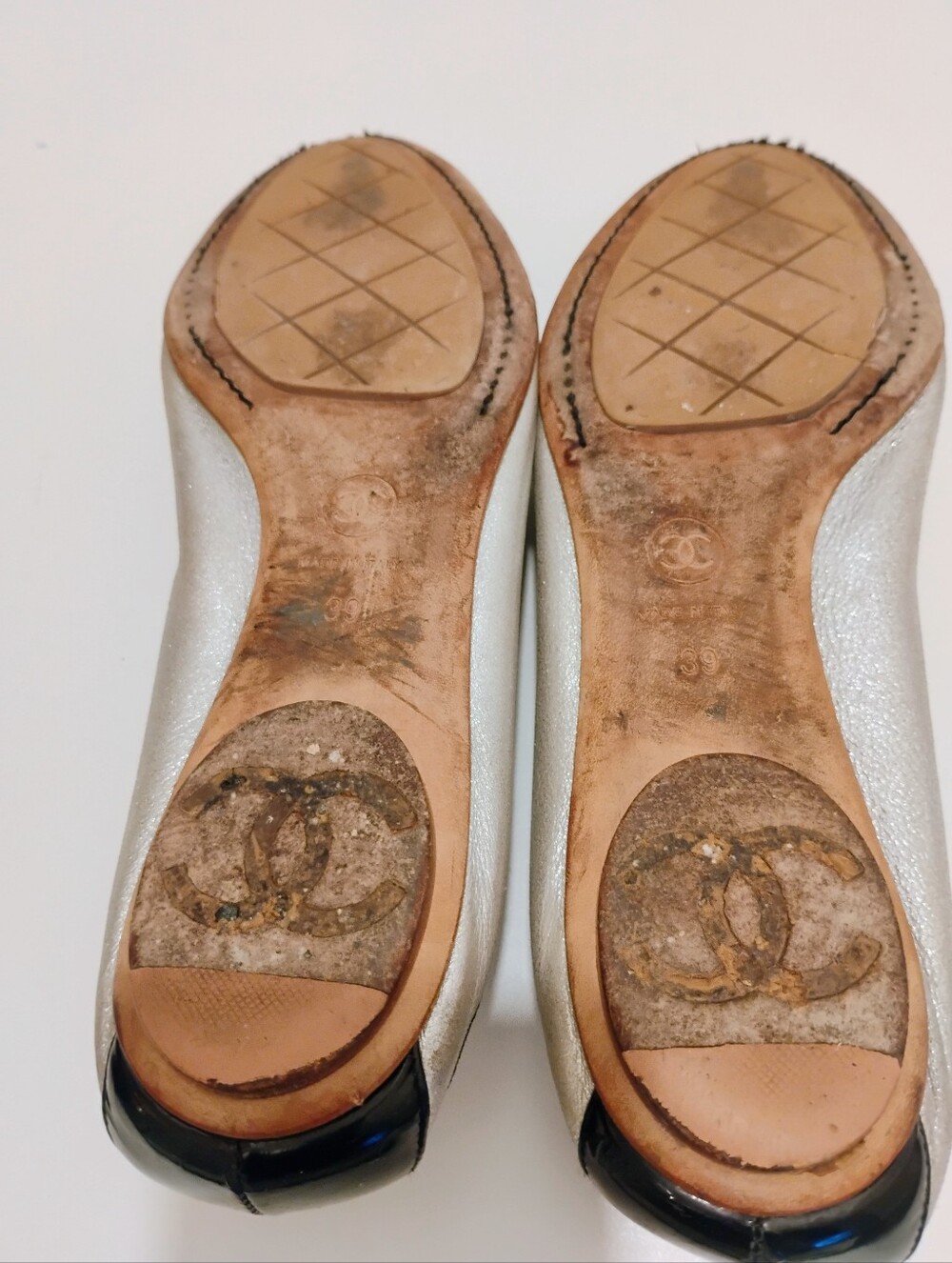 CHANEL Silver Metallic and Black Leather Ballet Flats With CC Logo Size 39 - Picture 7 of 8